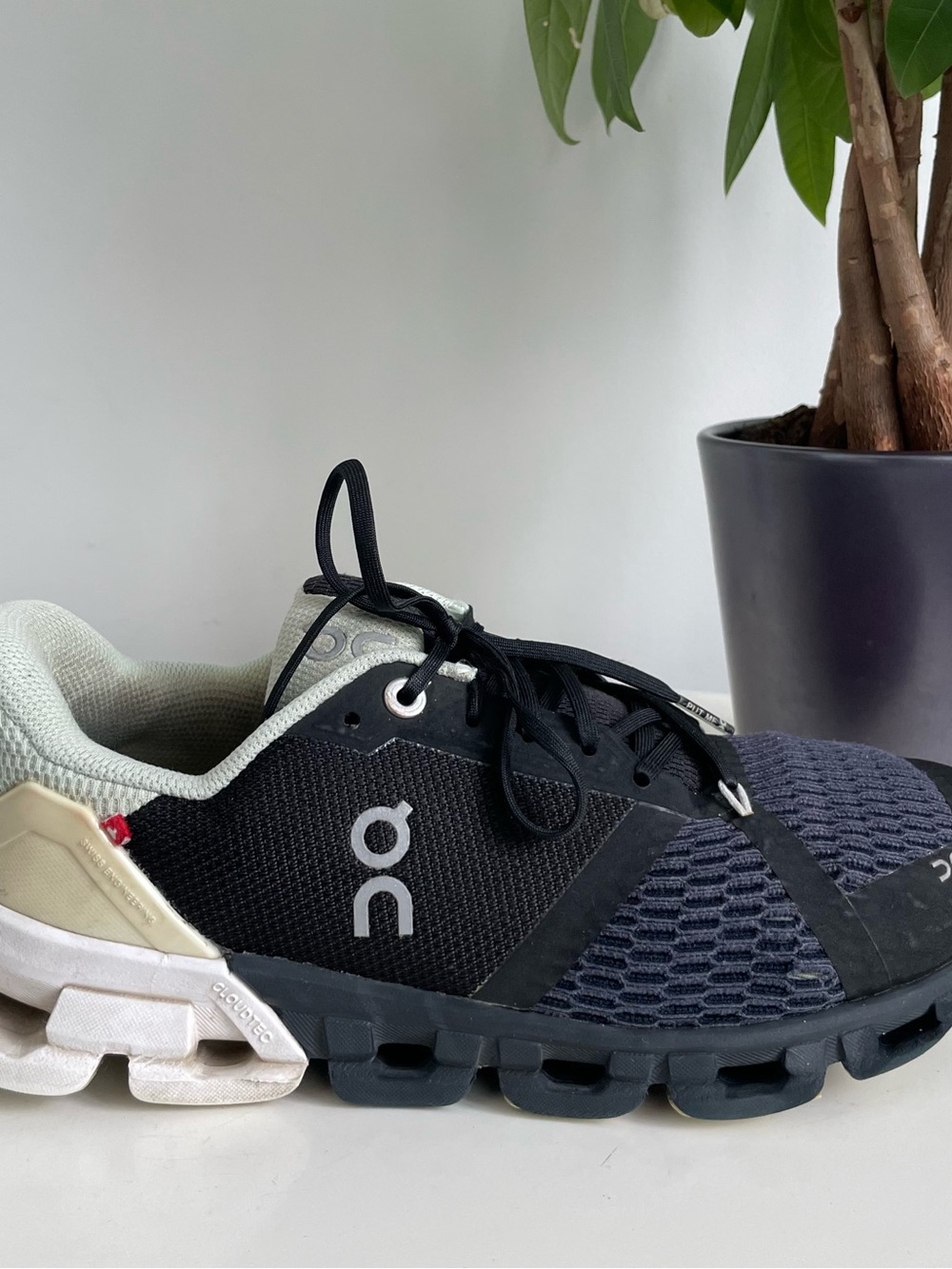 Women Size 7 On Running Cloudflyer
Black White Running Shoes